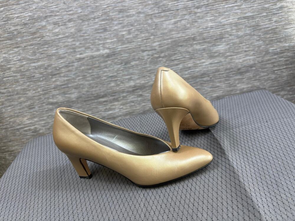 Magik By Amalfi Shoes Womens Size 6B Gold Leather Pointed Toe Pumps Italy